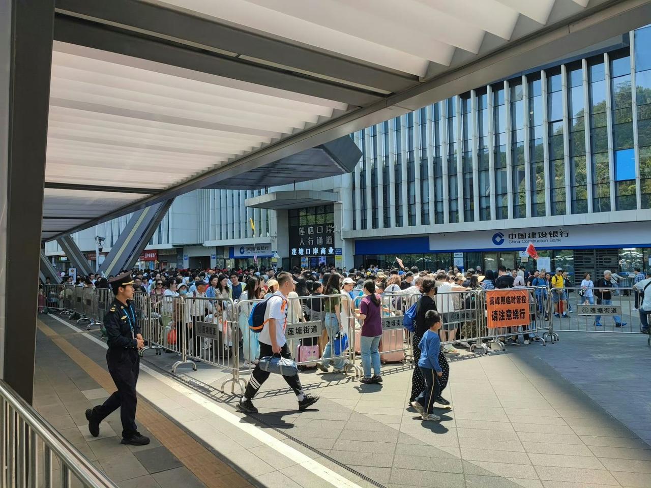 五一黄金周第二天，大批内地游客到香港，多个深港之间口岸十分拥堵！其中福田口岸