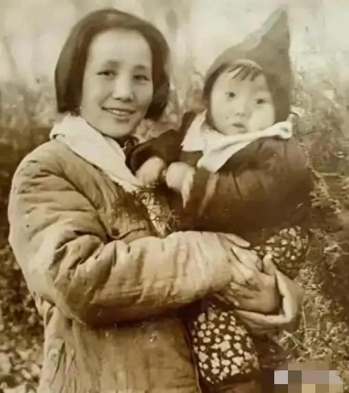 1950年，陈赓的女儿出生后，一个文工团的女兵看了她一眼，脱口而出：“司令员的女