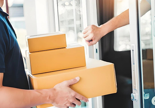 亮灯取件方式到驿站后，打开淘宝/支付宝/微信/拼多多，扫店内取件码，点一键亮灯，