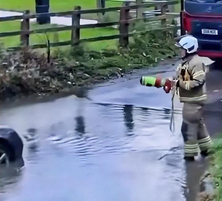 “作秀式”救援出现了，明明水位还不过膝盖，消防队出动大车小辆一排，消防员全副武装