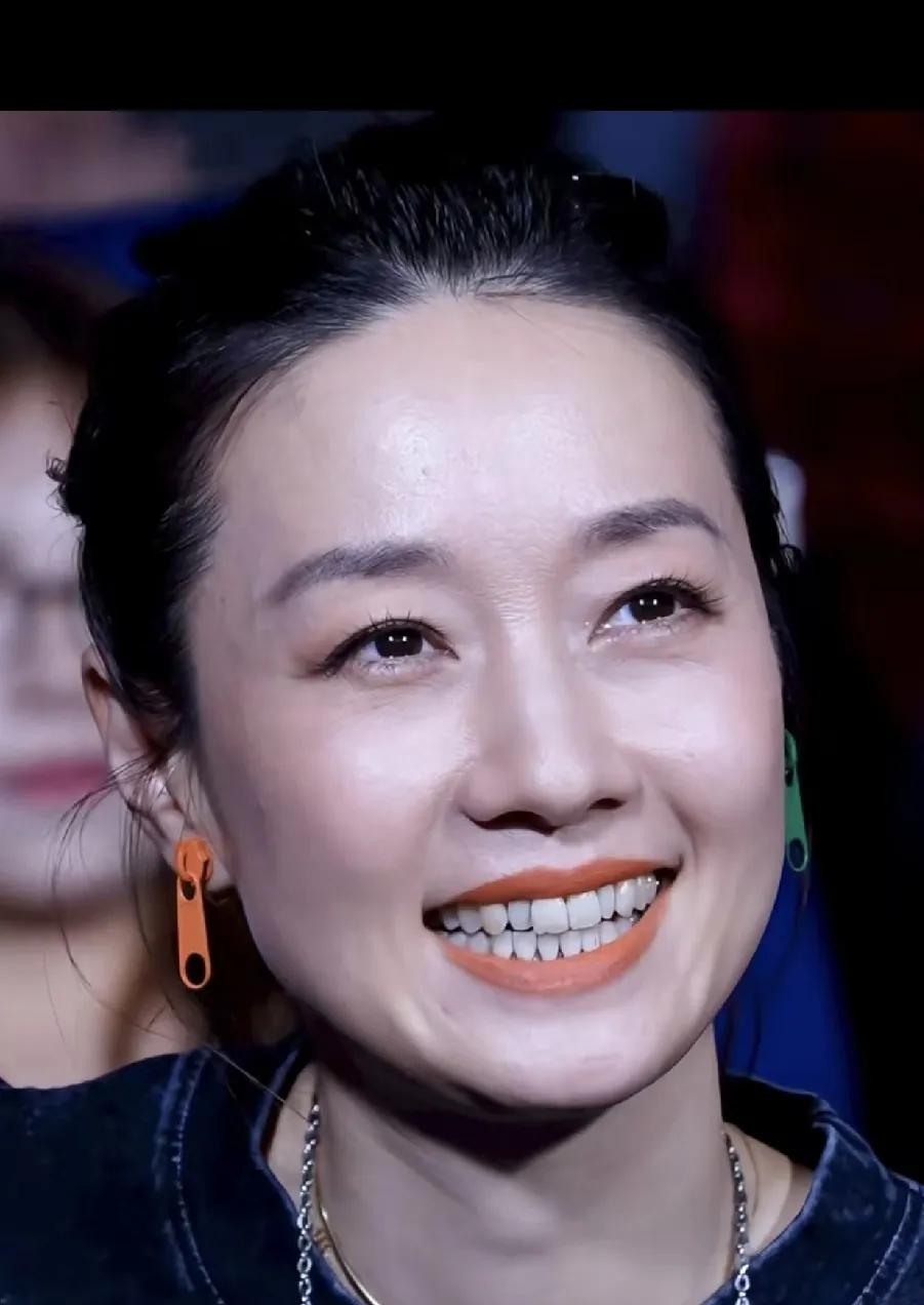 马伊琍生图，这牙齿太真实了，临近半百的女星里面，她算保养的天花板了吧？
