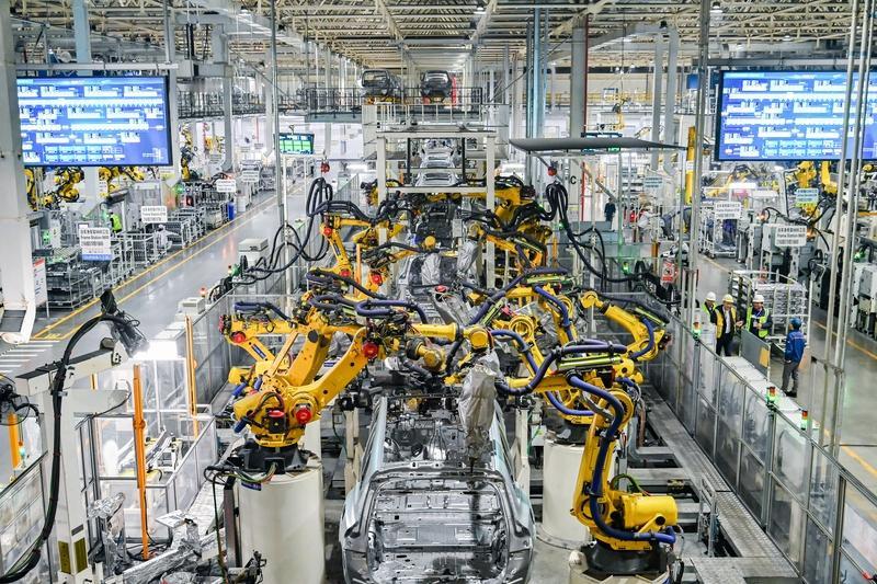 中国制造业要实现机器人技术突破，有三条清晰路径。自主核心技术攻关是关键，像春晚机