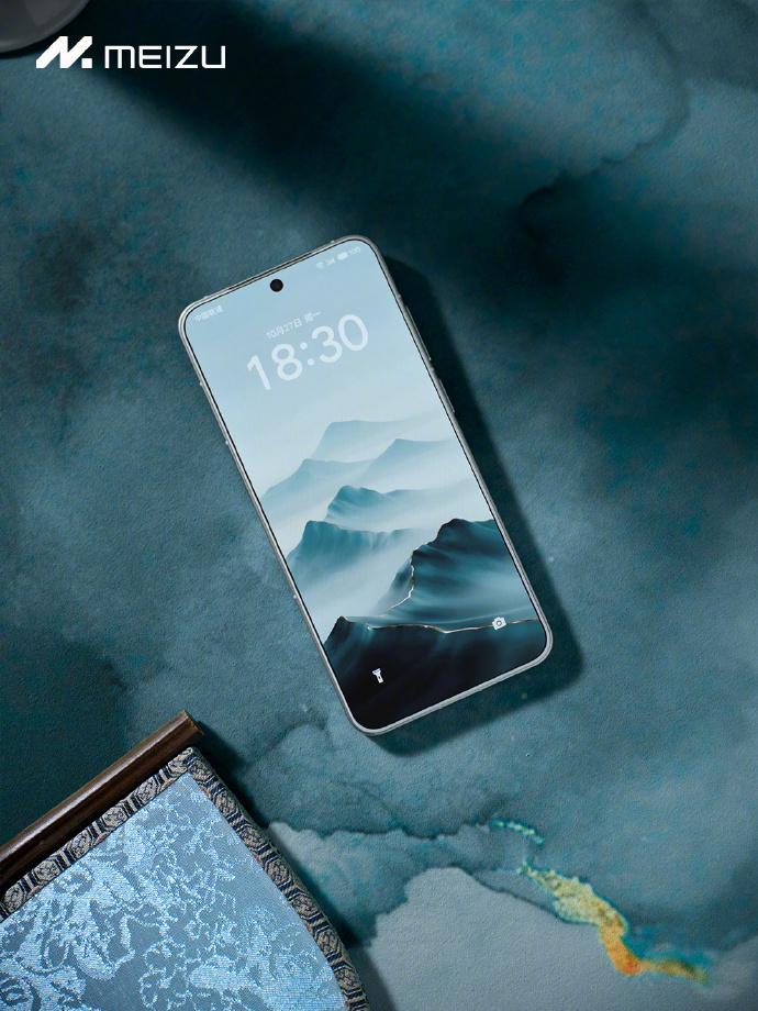 魅族22，月白天青回归。天青色背板，白色正面，这套组合，非常的文艺了。润，太