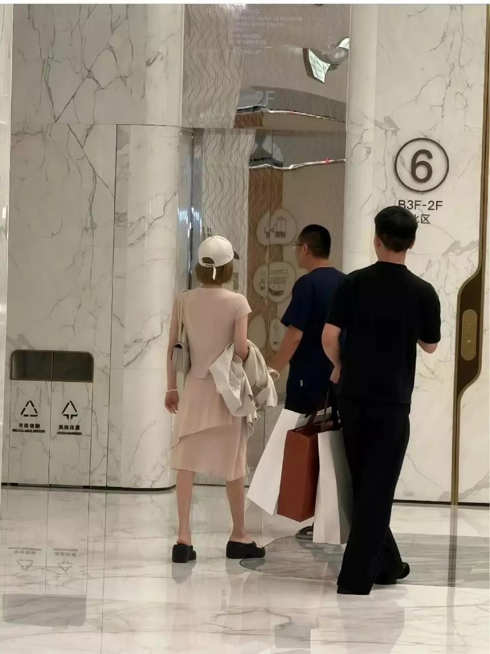 看明星这个私服穿搭审美和发型设计，不是赵露思就是赵丽颖。​​​