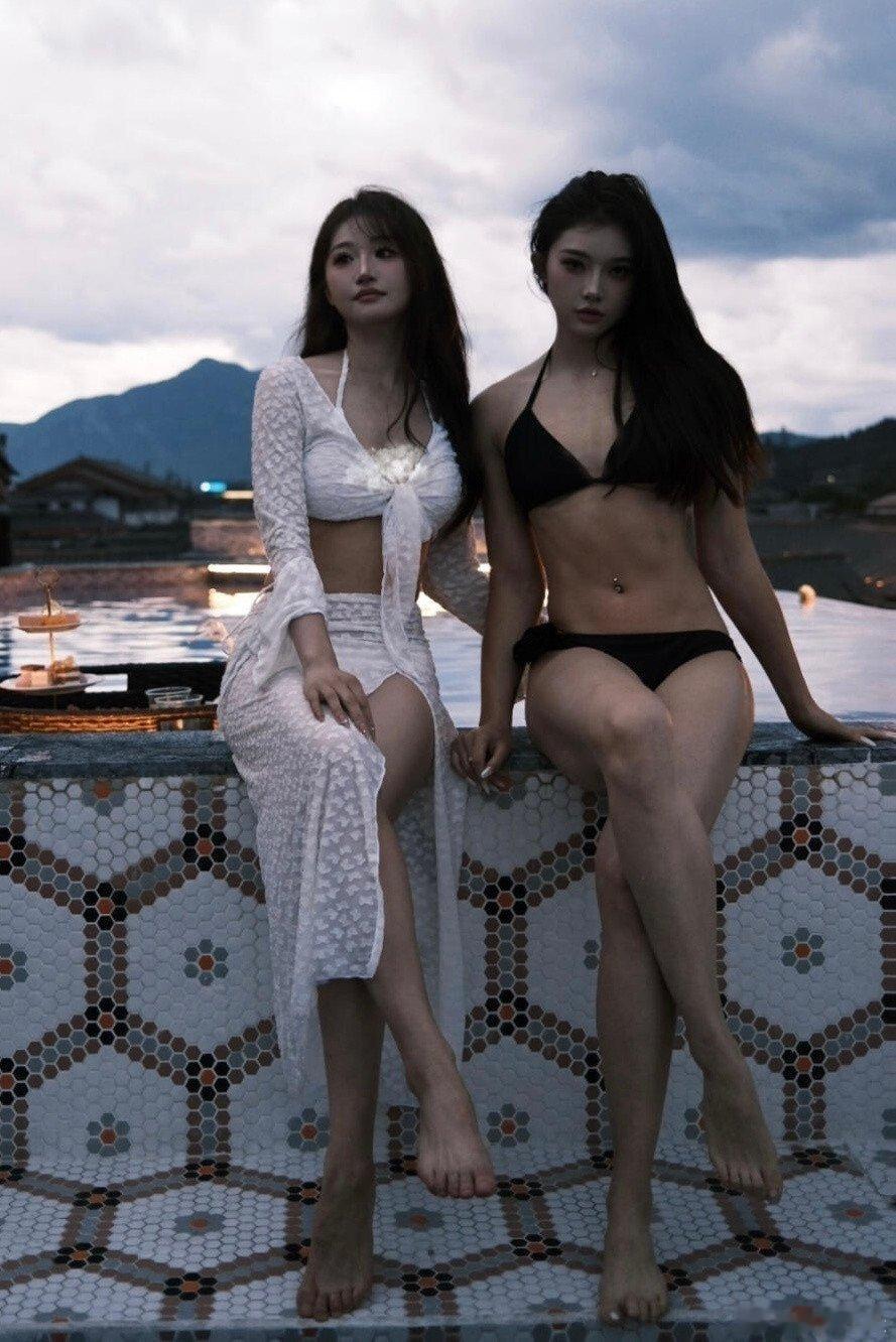 吴艳妮~度假泳装照，肌肉线条健康有力。只是这腰是她的吗？