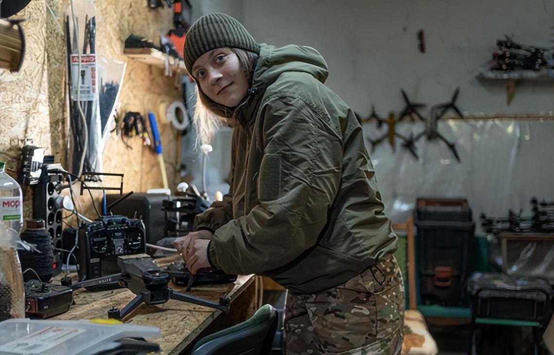 乌克兰女兵，亲上阵地，她们成为俄乌冲突里被推向火线的关键群体之一，这一变化正在改