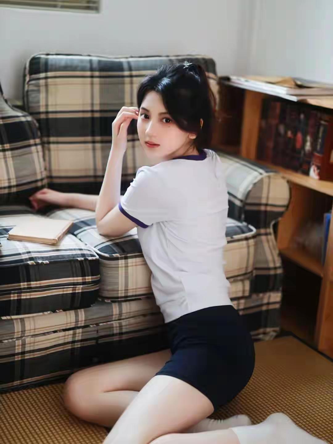 慵懒午后，少女与猫咪的温馨时光什么才是女性最美的优雅？女人老了，还需不需要化妆