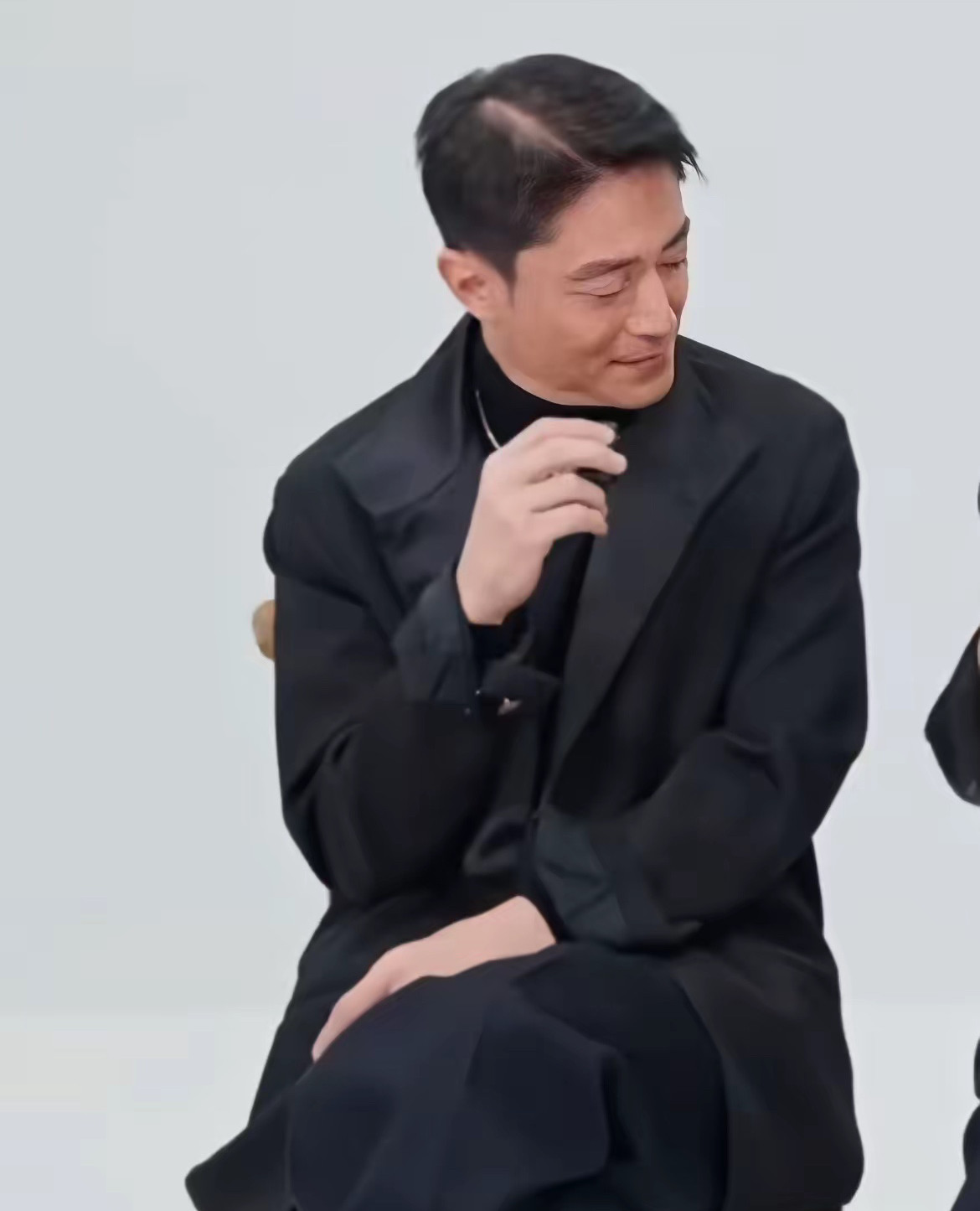 47岁的霍建华头顶发量，似乎肉眼可见地少了不少。之前网友拍到他西装搭黑高领的近照，整个人状态看着挺精