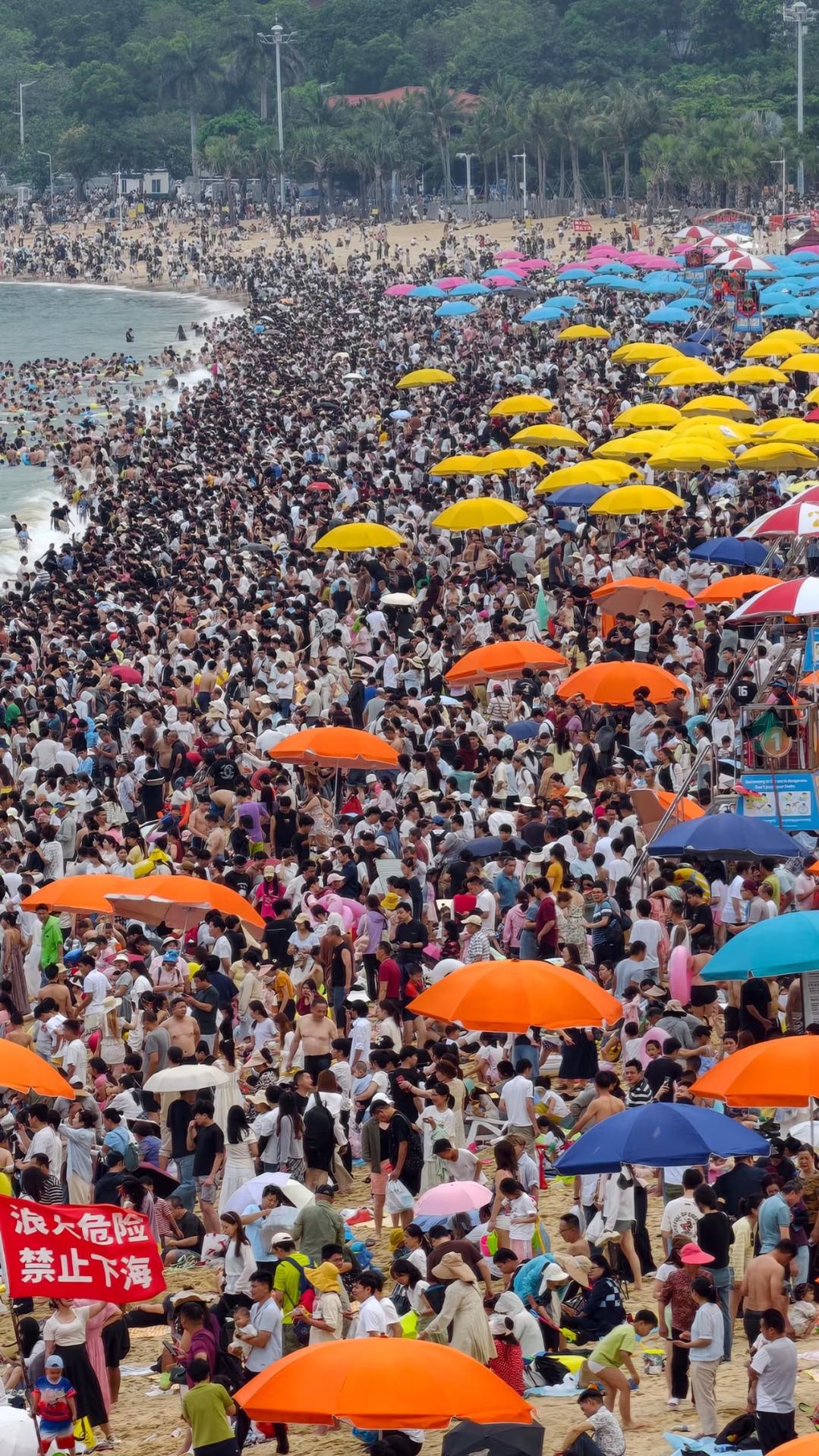5月2日，长假第二天，广东深圳大梅沙海滩震撼的场面！你还敢去吗？