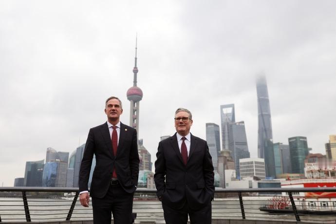 英国首相双手插兜！在东方明珠前打卡留念！1月31日，英国首相斯塔默在上海的行程