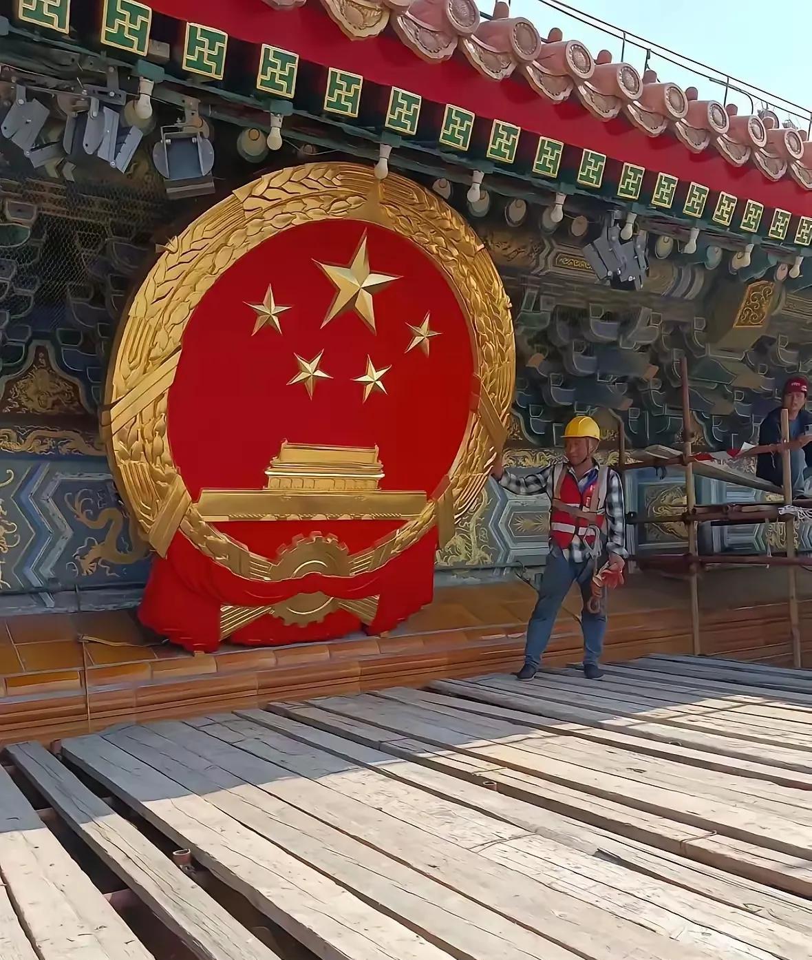 这个大哥今年吹牛一年，也没人能反驳。这大哥指定火了，能与国徽如此近的距离拍照留