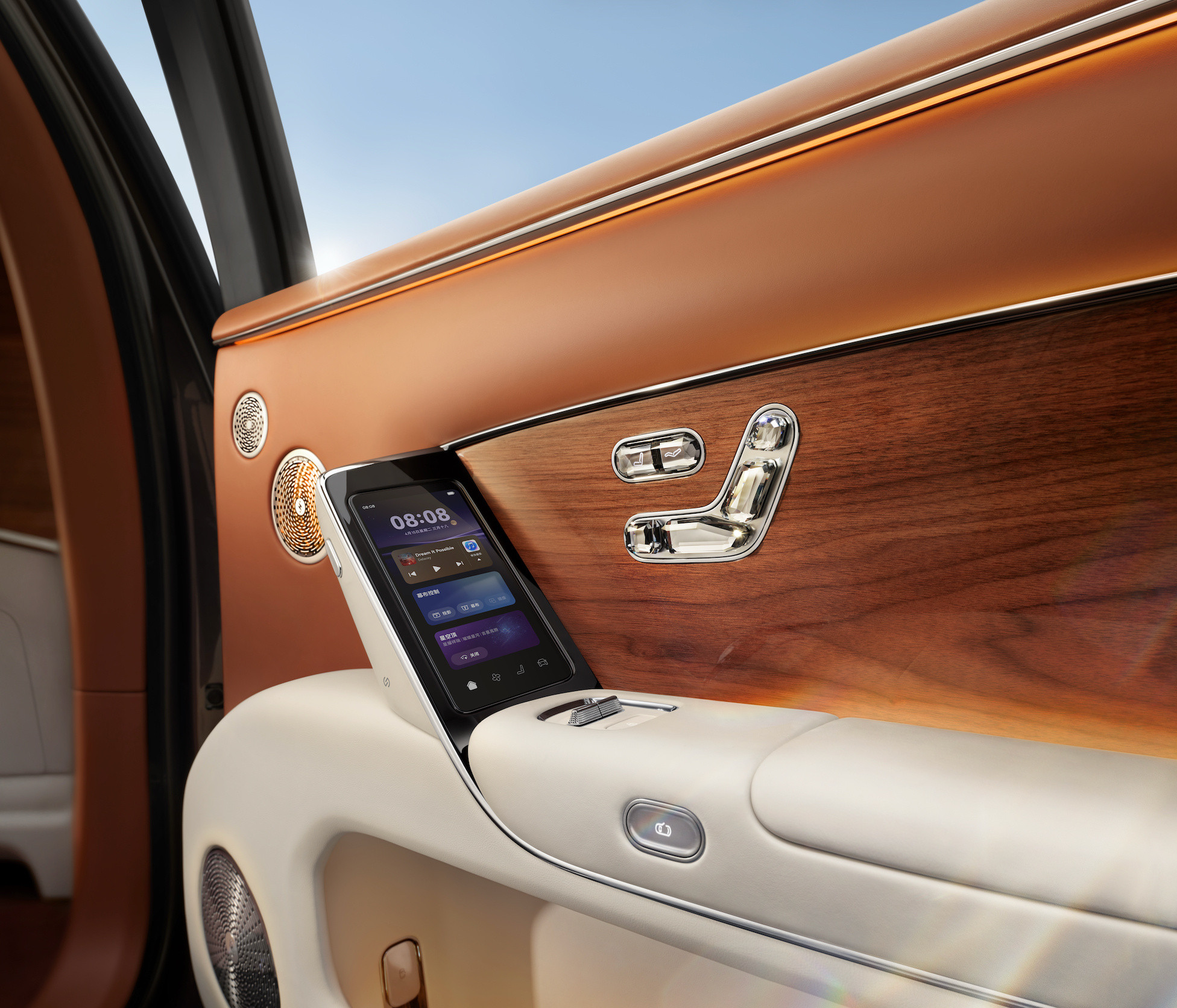 余承东曝尊界200万级新品轿车余承东首次官宣尊界全新轿车，定位200万级超豪华市