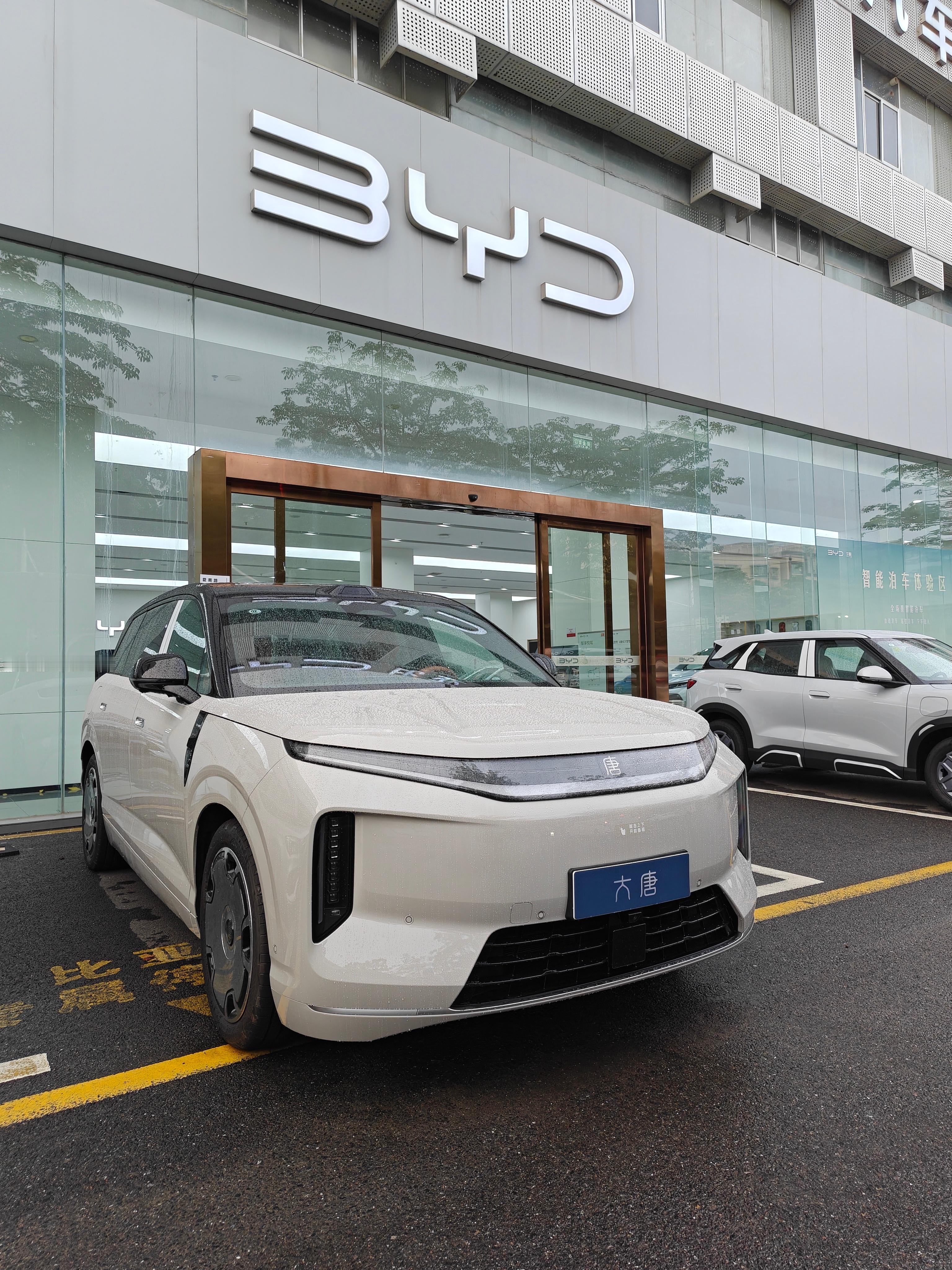 车展回来充个电，发现BYD店门口放着一台还没正式发布的大唐，赶紧让店里的工作人员
