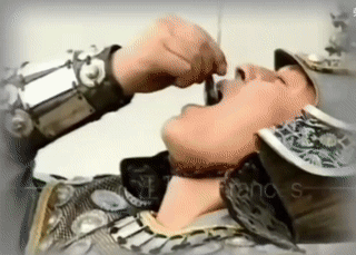 这是当年央视老版《三国演义》“周瑜”的扮演者:洪宇宙老师的一段拍摄花絮。只见他