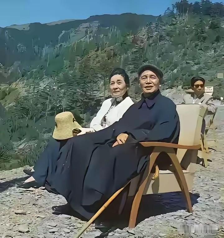 这张珍贵合影拍摄于1961年9月一位抗战老兵携妻子和小姨子在阳明山晒太阳，留