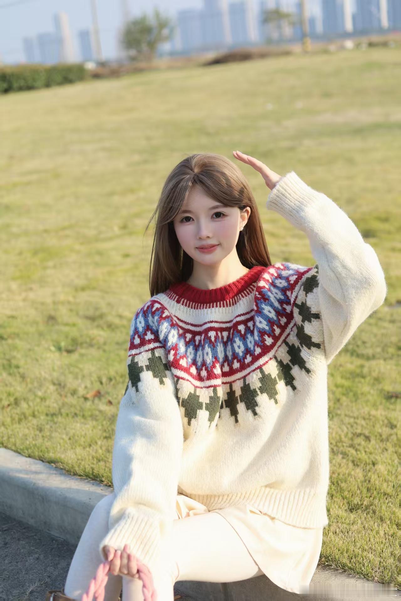 今日分享啦啦！奶呼呼提花毛衣+米白裙+长靴，一套暖到心巴！阳光正好，坐在草地上比