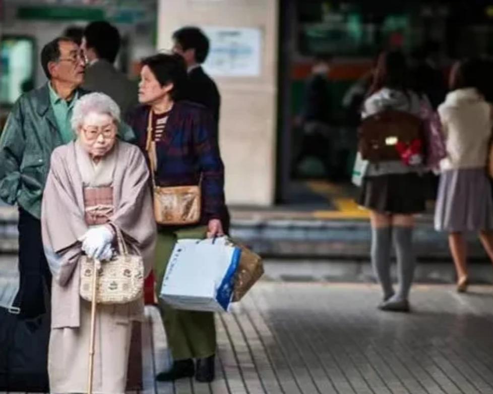 毁掉一个国家不一定非得打仗，这次中国牢牢抓住了日本的命脉，大家都清楚，现