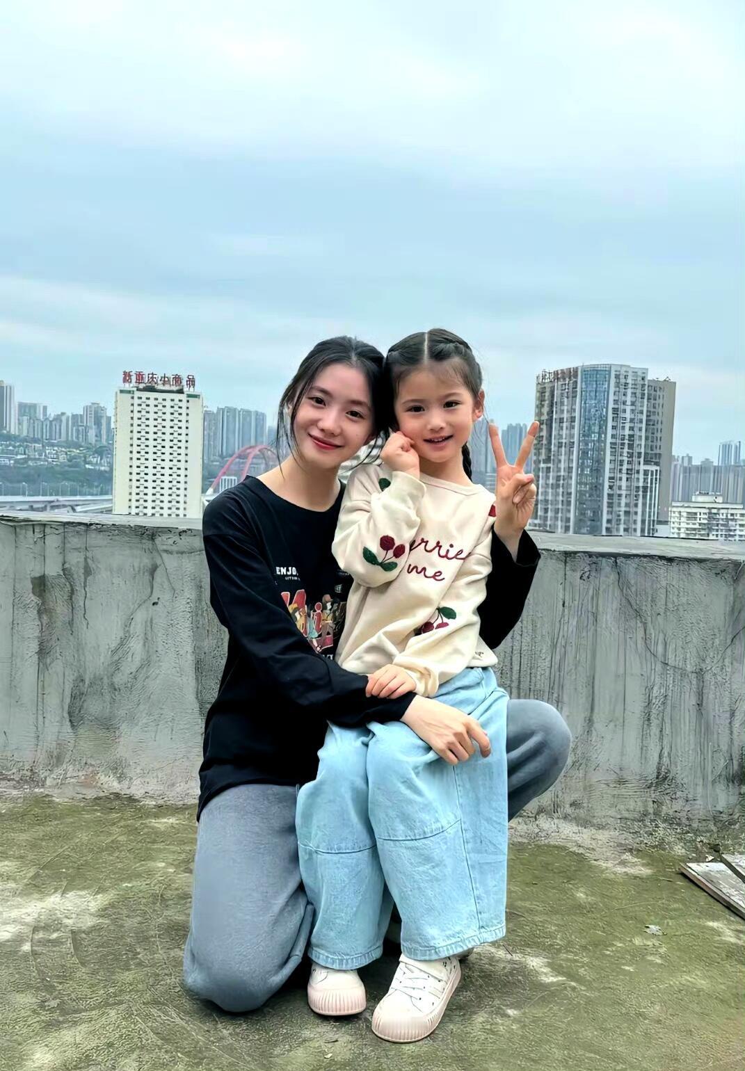 怪不得被张艺谋导演一眼相中，刘浩存的头是真小，天生就是老天爷赏饭吃的配置。