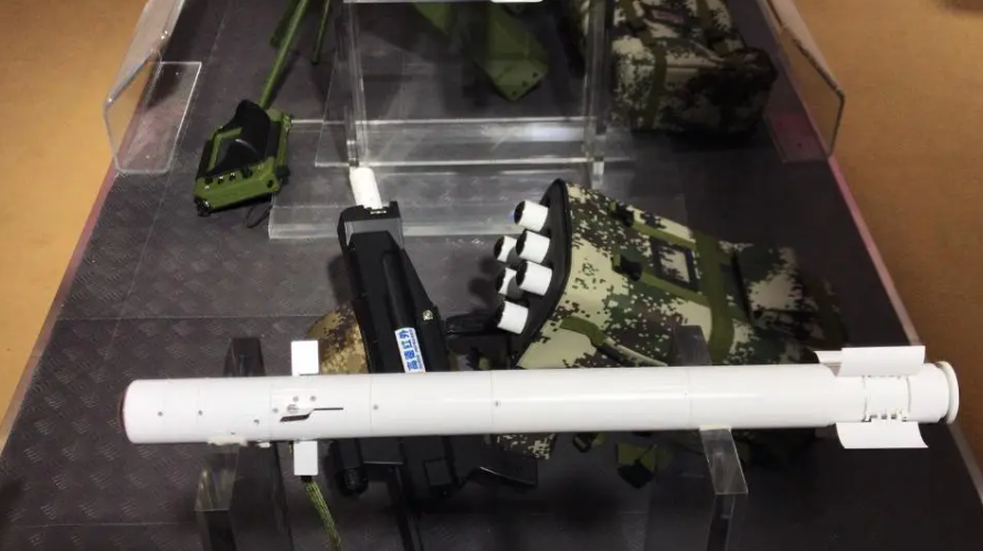 美军最恐惧的噩梦来了！国产“袖箭”导弹惊全球，3万元一发，重量不足4公斤，仅有黄