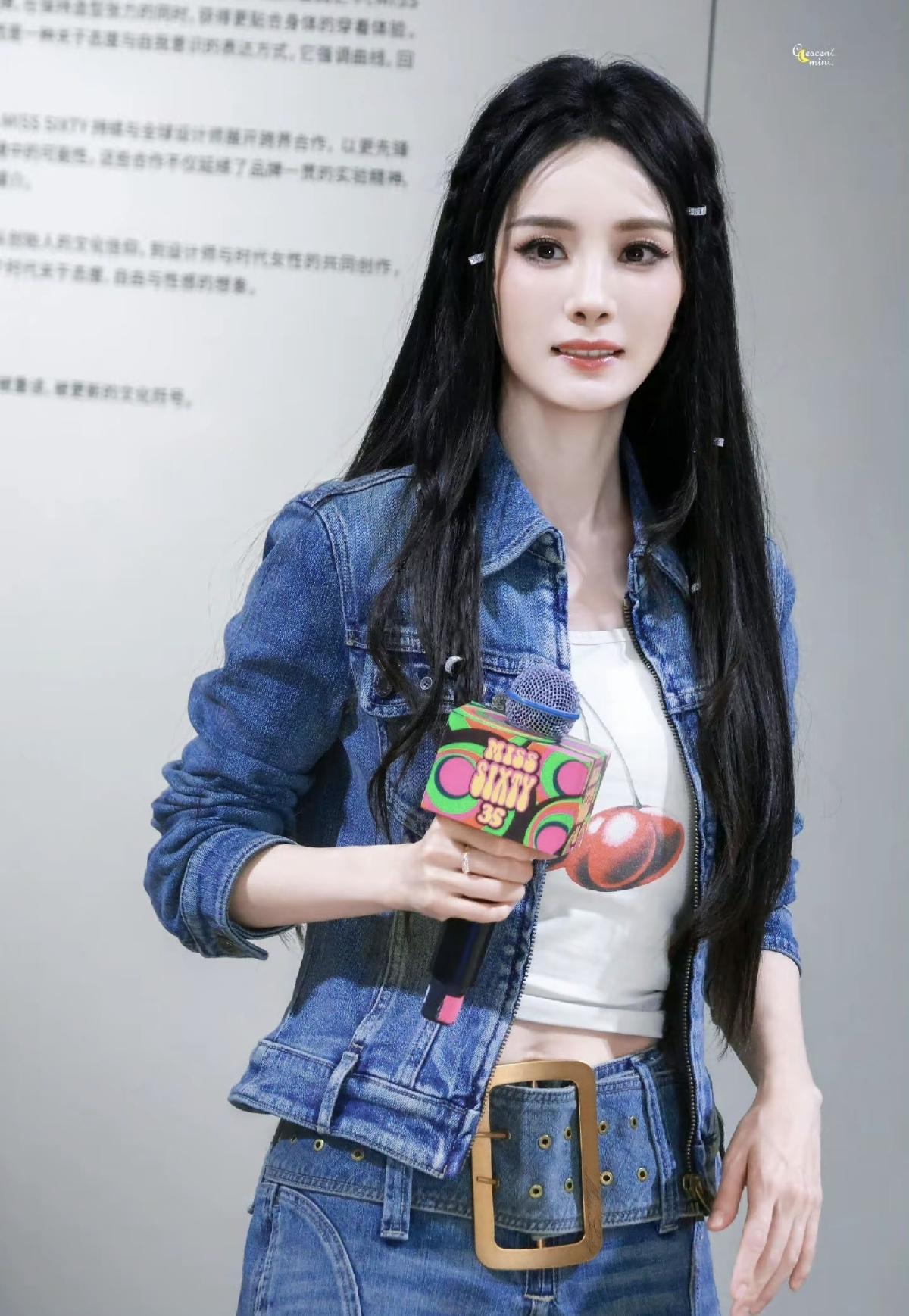 黑长直+双麻花辫，杨幂把牛仔穿成了自带故事感的画报，眉眼间的笑意比春日阳光还亮眼