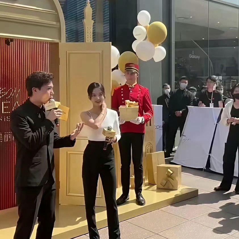 天呐，我以为辛芷蕾很大块头！没想到现实中这么瘦！