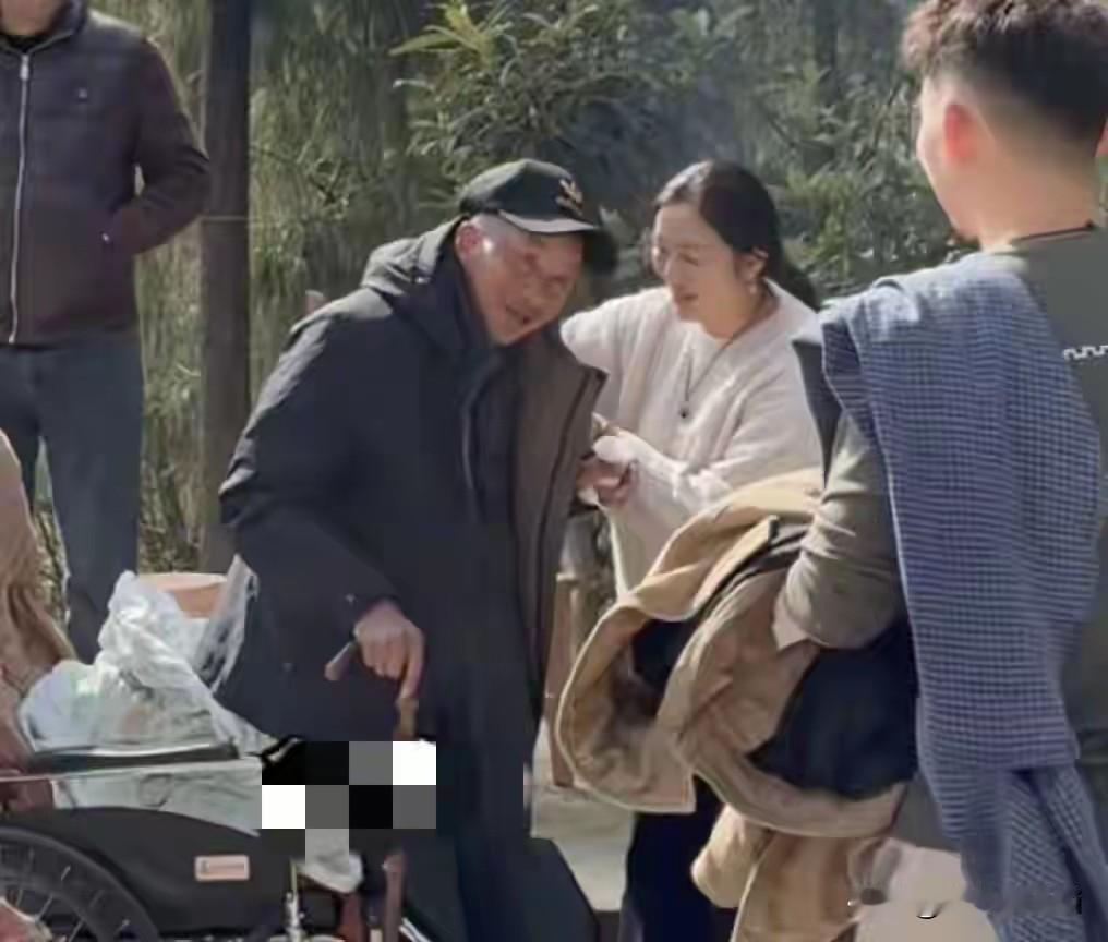 谢浩男和妈妈回老家，和外婆，外公见面。当外婆，看见浩男，把他紧紧拥抱在怀里。时隔