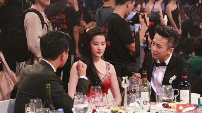 刘亦菲：要不我起身，你俩慢慢聊！