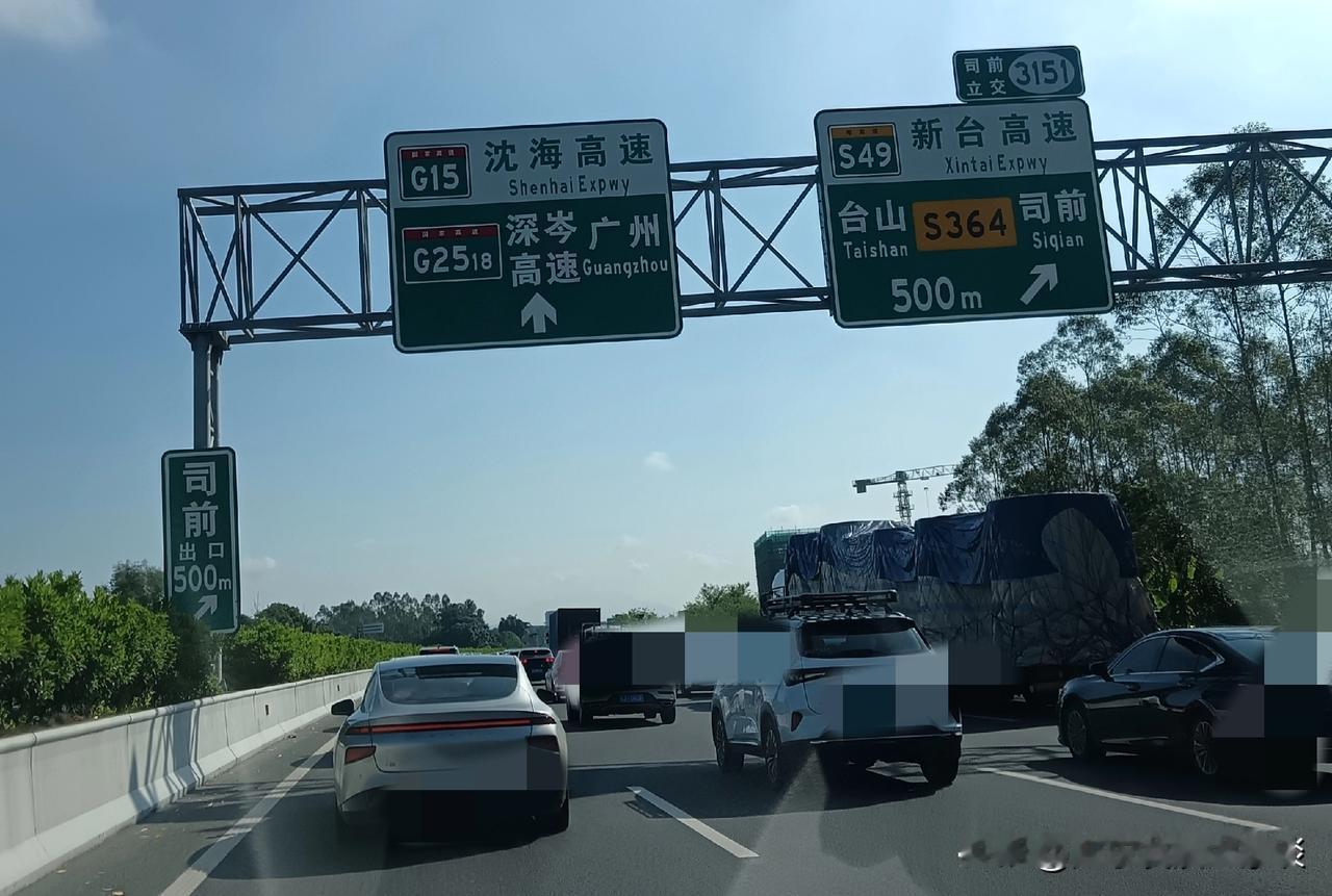 为什么广东每逢节假日高速公路必塞车？广东的高速公路虽然里程全国第一，但似乎有