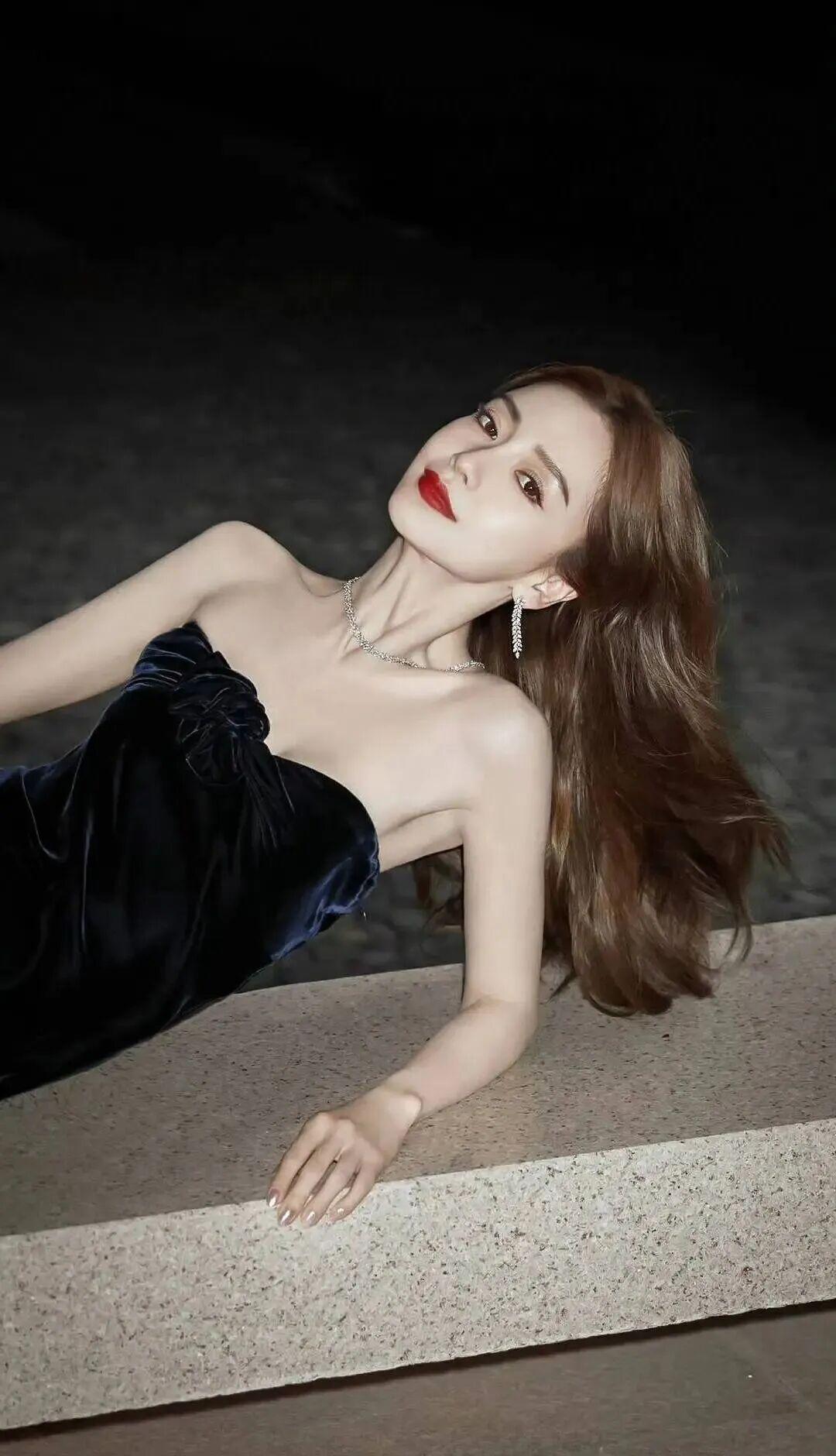 杨颖也是美翻了杨颖这身深蓝丝绒抹胸裙太显贵气了。胸前那个蝴蝶结刚好，配上钻石