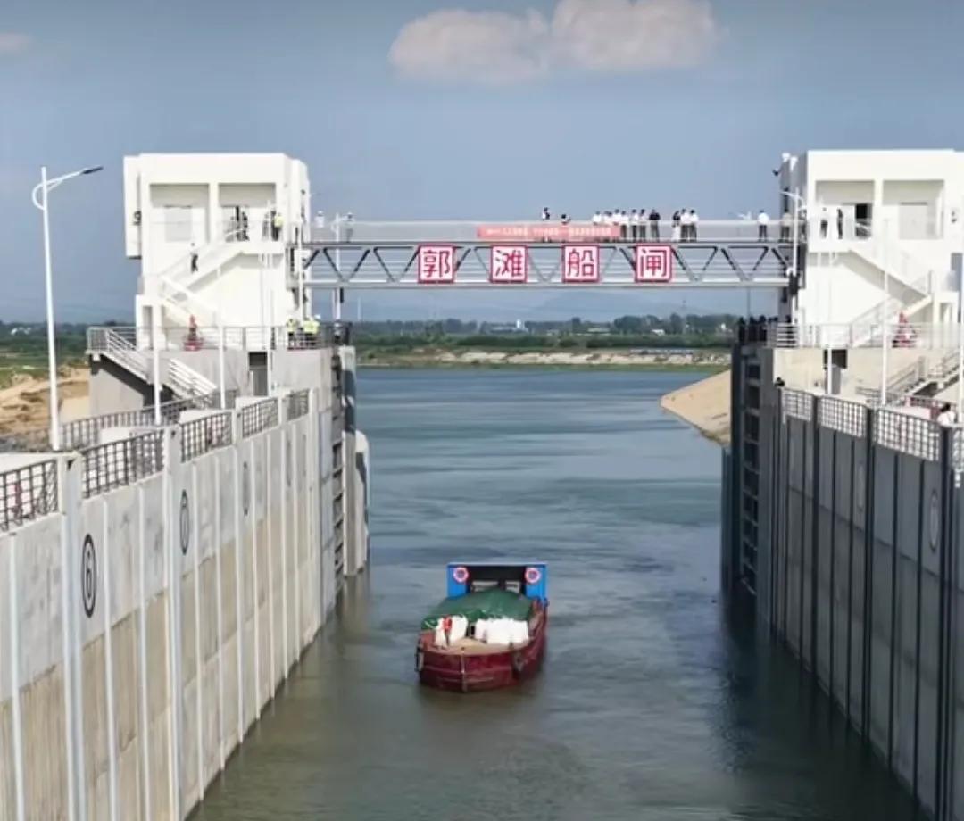 14日，“南阳交投航”唐河航运郭滩枢纽航运工程开闸调水、通船开启试运行。