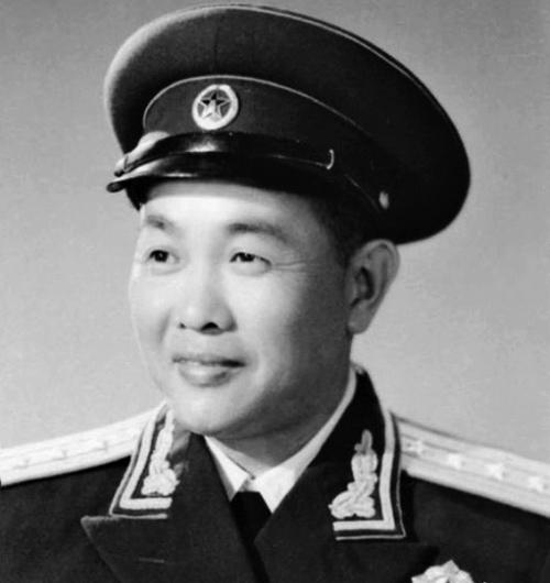 庐山会议后，毛主席的警卫员古远兴去看望彭老总，小声说：“你总说我比你倔，其实你比