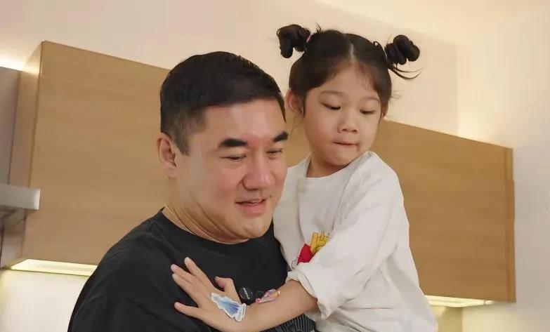 昔日男神、女星收割机吴大维分享上海街头陪5岁女儿视频，曾经的吴大维是高大帅气，和