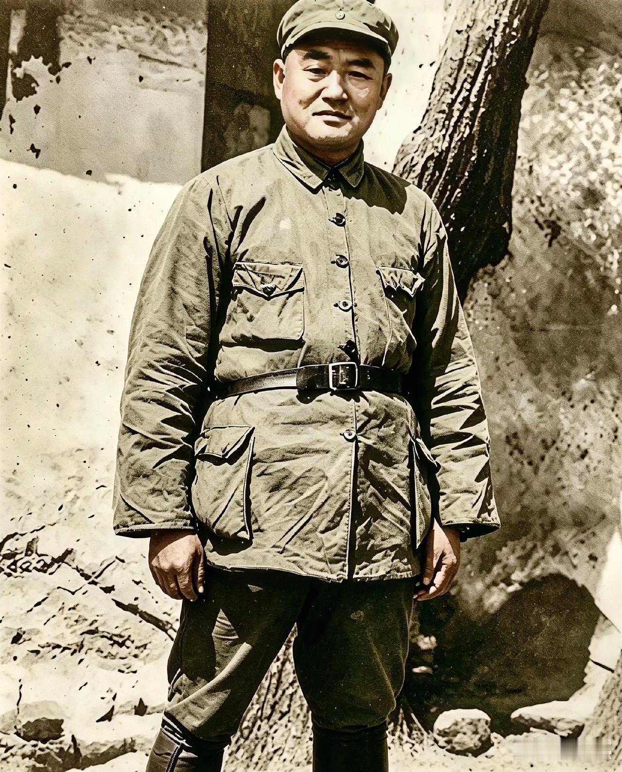 这是1937年，延安，这是他时任红32军军长的一张照片。他是中