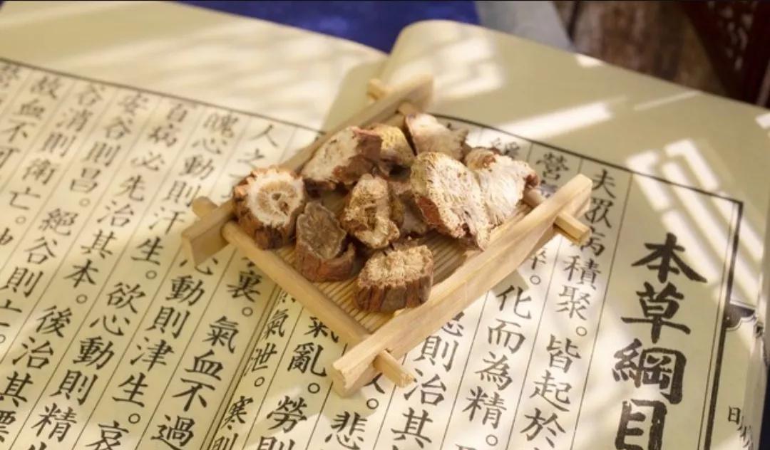 李时珍考举人三次不中，不过辛亏他没考中。李时珍出生于朱厚照的正德十三年，今湖北