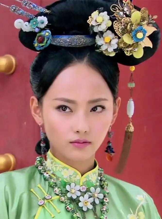 1703年，雍亲王正独自喝酒，身旁服侍的侍女，突然走上前低声地说：“王爷，奴婢陪