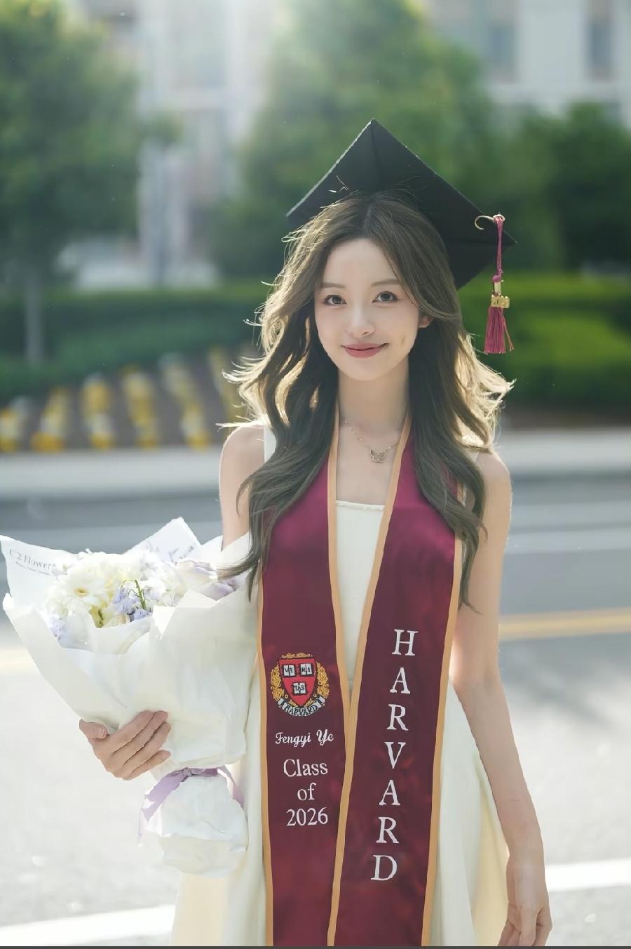 世界名校，毕业了，这个女生妥妥的学霸。知道是哪个学校吗？