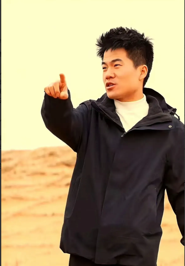 那个云A车主可能永远不知道。他随意停在独库公路中间换人，后车喇叭按了四十分钟