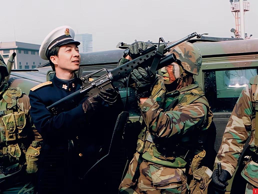 年轻时的局座，也是爱好玩两手武器的人，经常下到部队里去调研参观交流的。所以基
