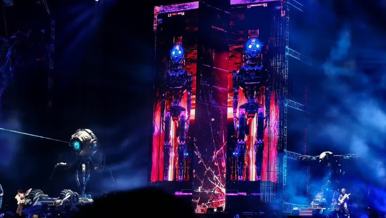 周深青岛演唱会来了个大家伙！一只巨型老鹰🦅来啦！这装备看上去更