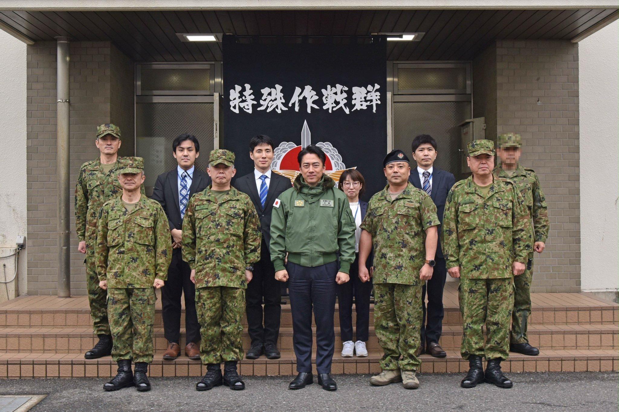 小小泉视察陆自特殊作战群