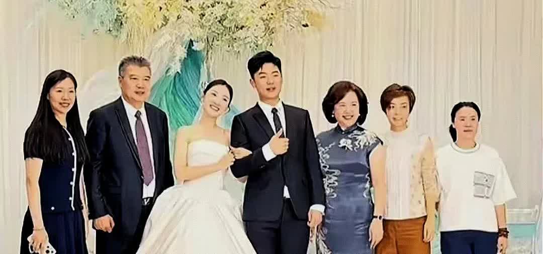 你知道吗？李晓霞是乒乓球大满贯得主。在近期李隼总教练女儿的婚礼上，她令人眼前