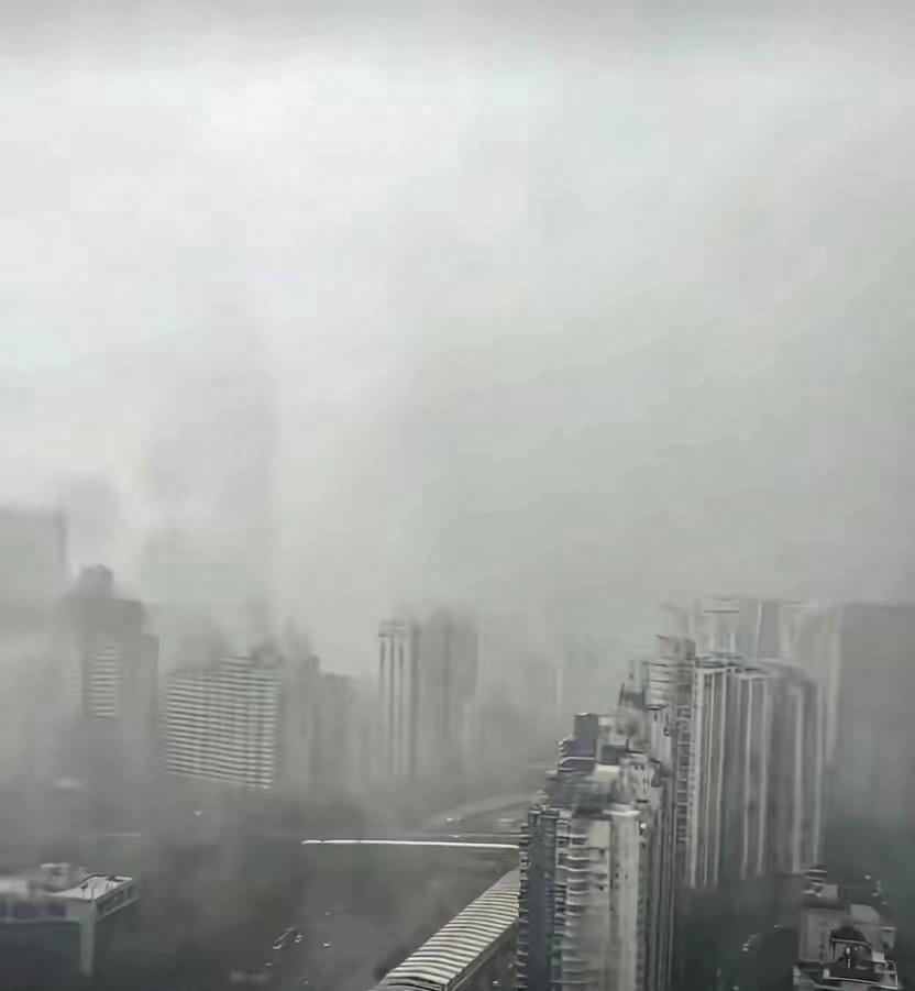 “水龙王”在深圳发威了？​6月16日，深圳表演了“天河决堤”，降雨从清晨五点多