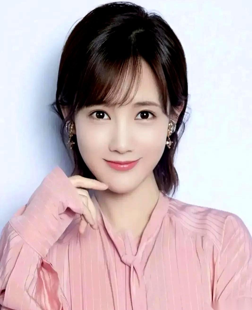 主持人话筒一递：“谈过男朋友吗？”李一桐点头：“谈过，分了。”全场安静一秒，