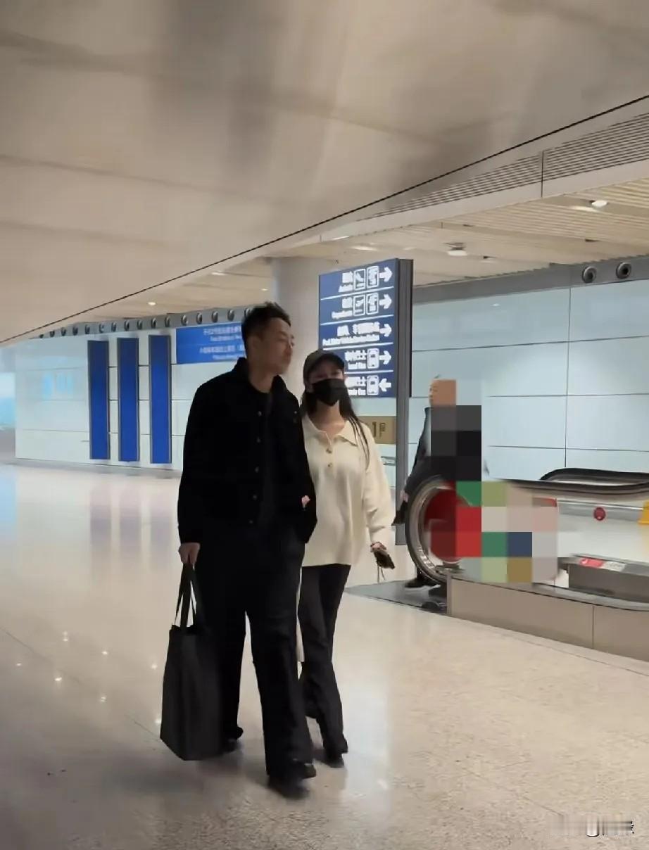 两口子从湾湾回北京了！马筱梅全程挽着汪小菲的胳膊，两个人时不时窃窃私语，有说有