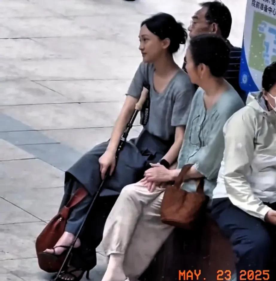 周迅怎么了？她和奚美娟一起出现在浙江肿瘤医院门诊大厅？近日，周迅和奚美娟