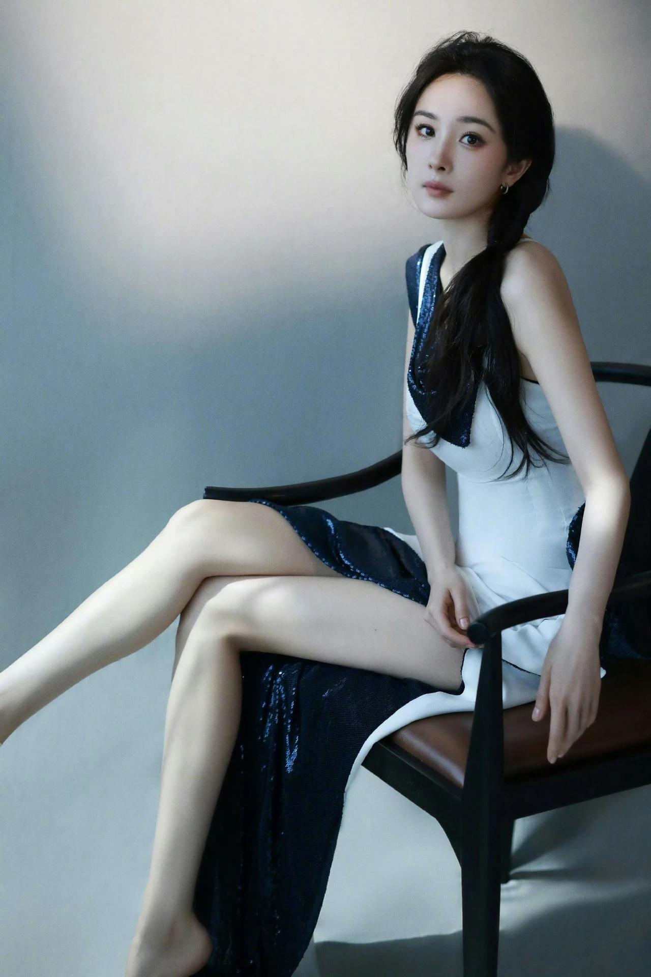 优雅的黑裙，气质如兰，静坐沉思。