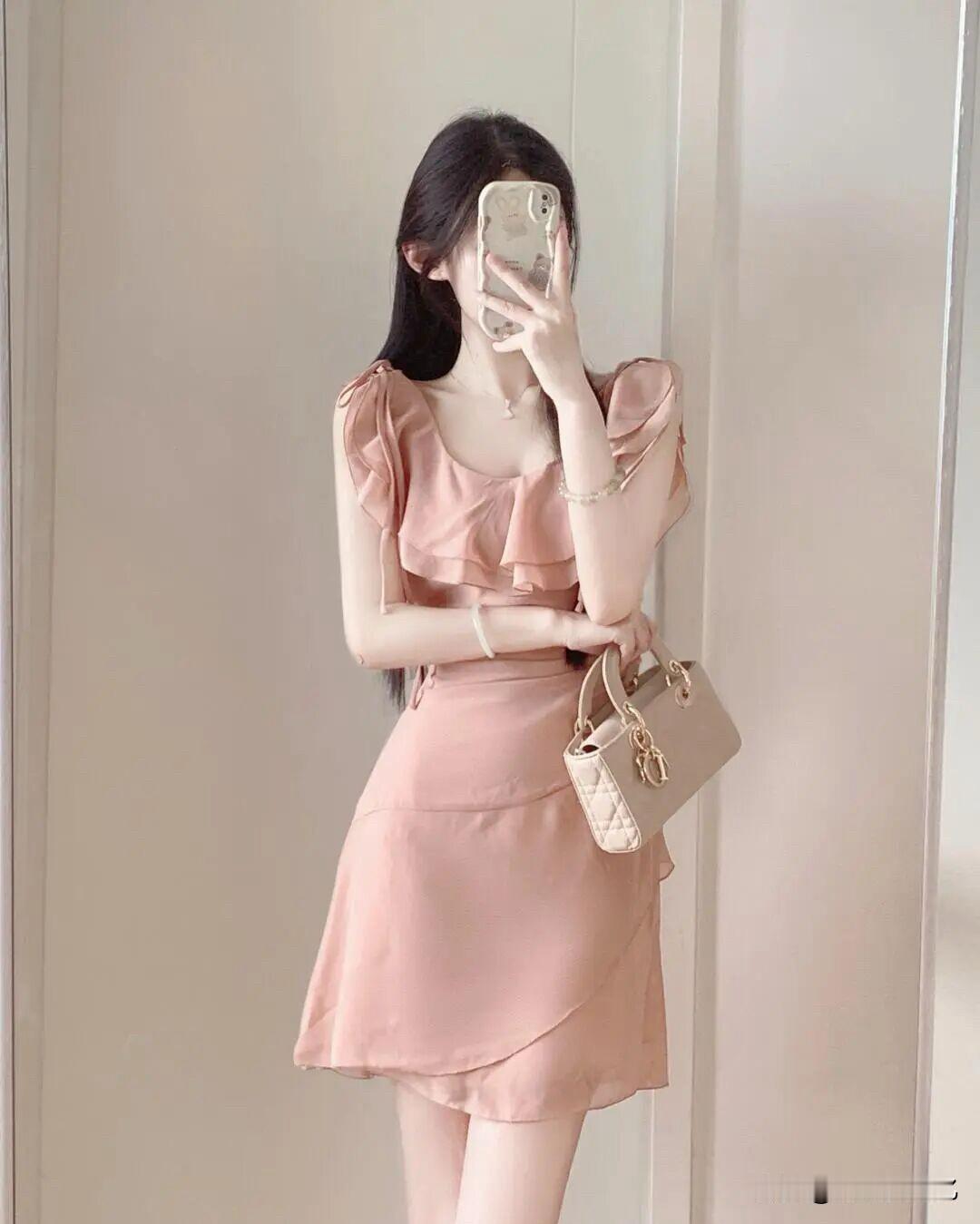 软到能掐出蜜的约会战袍，一上身连风都变甜！[比心][比心]少女感战袍约会战袍