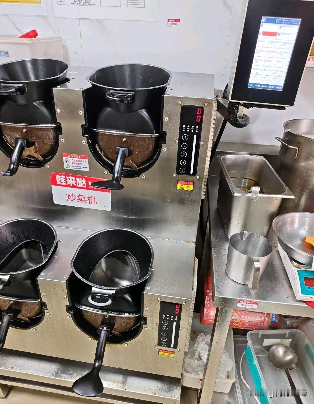 现在外卖咋越来越难吃，搞了半天，原来是这么回事。你点的外卖，根本就不是厨师炒的！