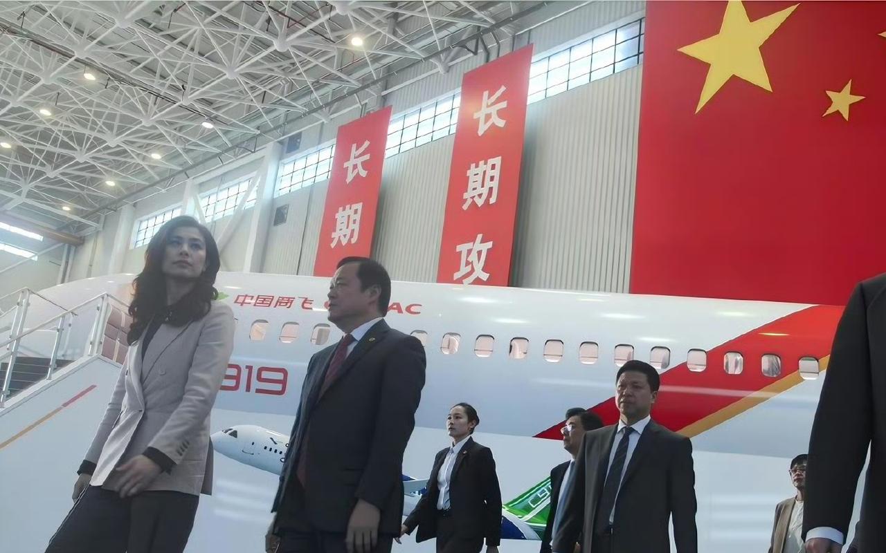 4月9日，中国国民党主席郑丽文在上海参访商飞公司。现场图片中，有一张很有深意