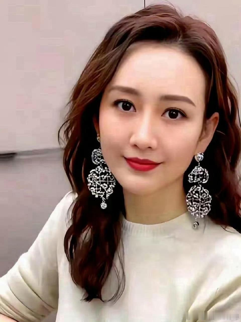 王鸥这股狠劲，娱乐圈里真找不出第二个！她怀孕时发现男友劈腿，不哭不闹，跑去银行把
